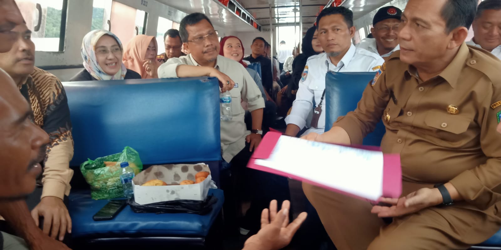 Djoko Suprianto saat menyerahkan berkas tertulis usulan dari Forum komunikasi RT dan RW kepada Gubernur Kepri Ansar Ahmad didalam SB. Miko Nata.