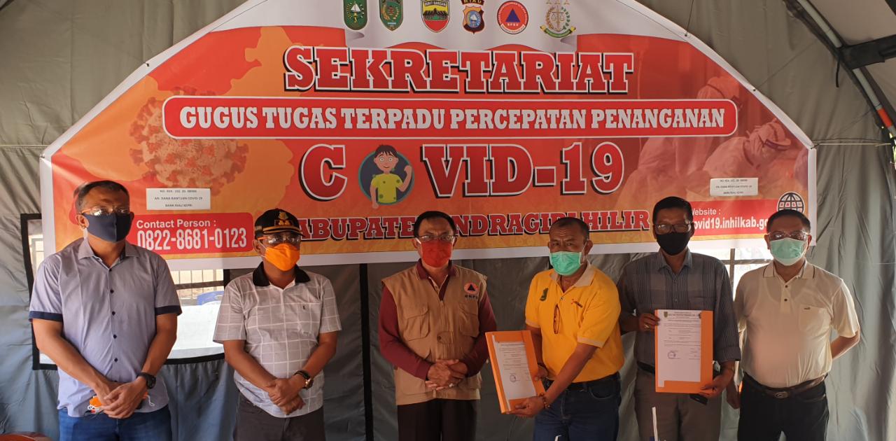 Bupati Inhil Salurkan Ratusan Paket Untuk Masyarakat Terdampak Covid-19