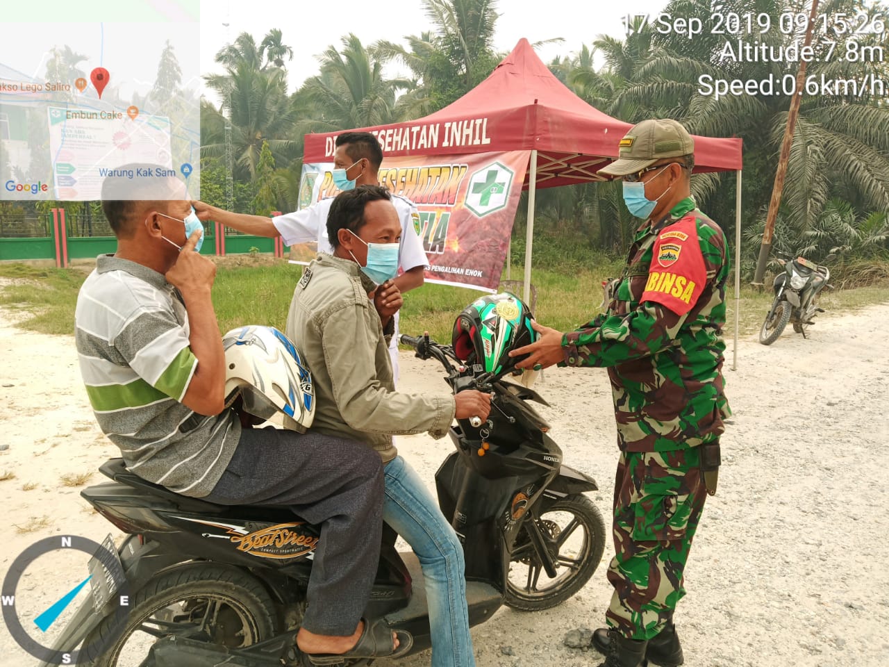 Babinsa Koramil 02/Tanah Merah Membagikan Masker yang Terkena Dampak karhutla