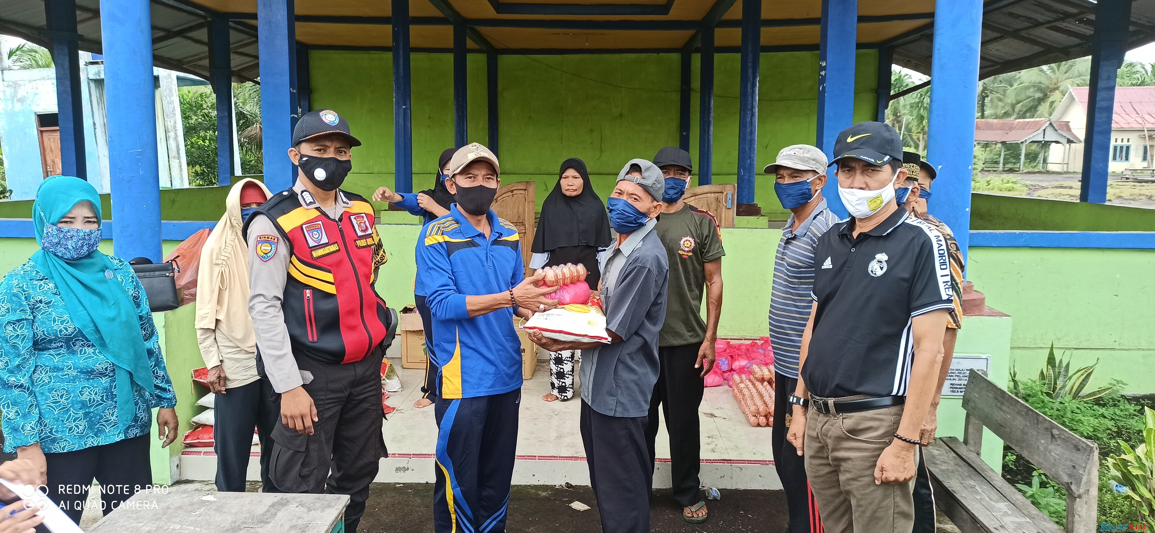 Kades Baung Rejo Jaya Salurkan Sembako Untuk  Masyarakat Terdampak Covid 19