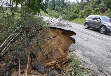 Waspada!! Jalan Nasional Lipatkain-Kebun Durian Ambrol