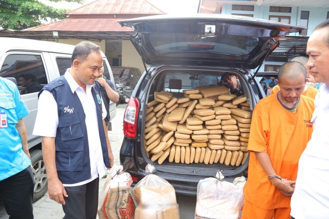 BNN Menyita 300 Kg Ganja dari Mobil Boks Limbah B3 di Cilegon