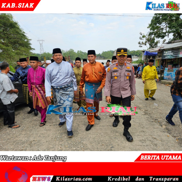 Kapolsek Tualang Pimpin Pengamanan Mandi Balimau di Kp. Pinang Sebatang