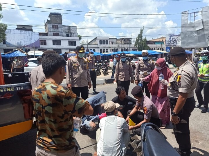 Polres Inhil Bagikan 2000 Liter Cairan Disinfektan di Tembilahan