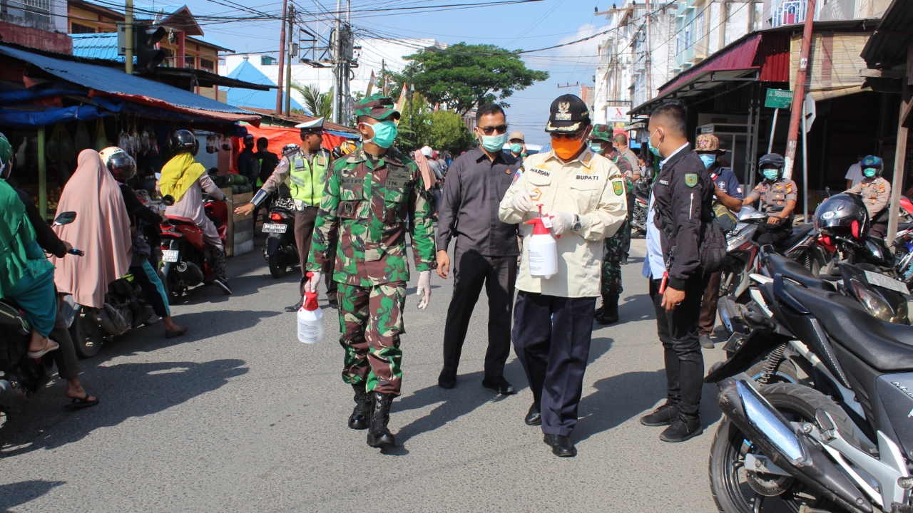 Kodim Inhil Bersama Tim Gabungan, Ormas, Organisasi serta Partai Politik Bagikan Cairan Disinfektan 