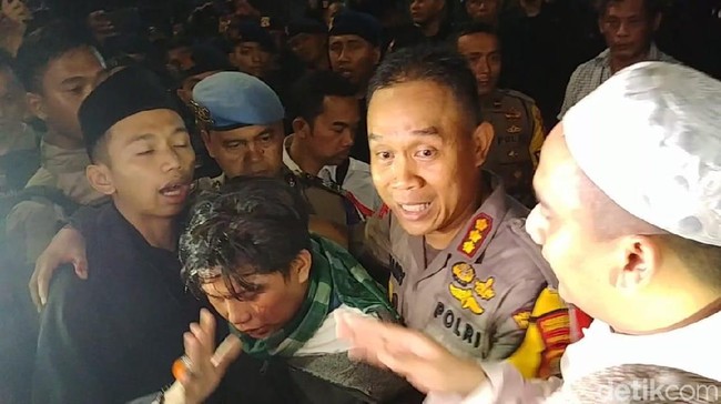 Seorang Massa Terluka di Depan Bawaslu Diantar Polisi ke RS