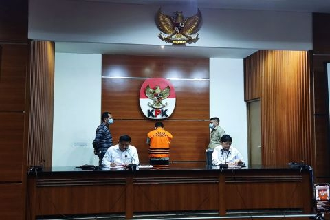 KPK Tahan VS Tersangka Kasus Korupsi Proyek Jalan di Bengkalis