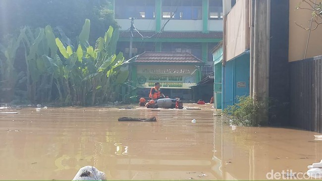 Ketinggi Air Mencapai 3,7 Meter, 7 RW di Pejaten Timur Terendam Banjir