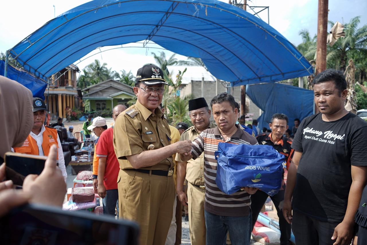 Bupati HM.Wardan Salurkan Bantuan Secara Langsung Kepada Korban Kebakaran di Desa Rumbai Jaya