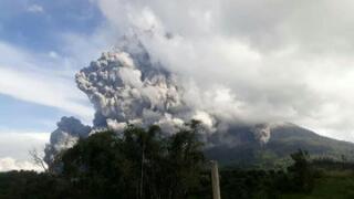 Tiga Kecamatan Tertutup Abu Vulkanik, Akibat Gunung Sinabung Meletus