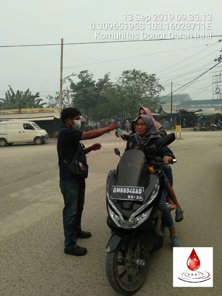 KDDI Berbagi Masker di Jalan Stadiun