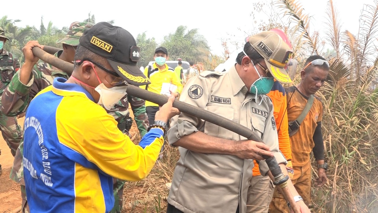 Bupati Inhil Turut Berjibaku Padamkan Api di Tempuling