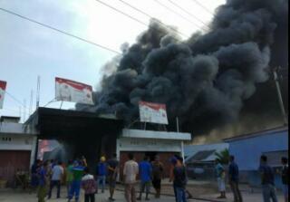 Gudang Penampungan BBM 'Bermerek' Posko Caleg di Kota Dumai Terbakar Api