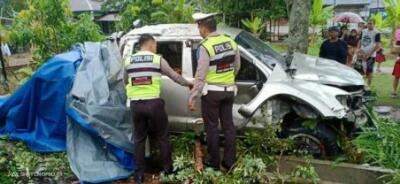 Bengkalis Hilang Kendali, Mobil Ini Tabrak Rumah Warga