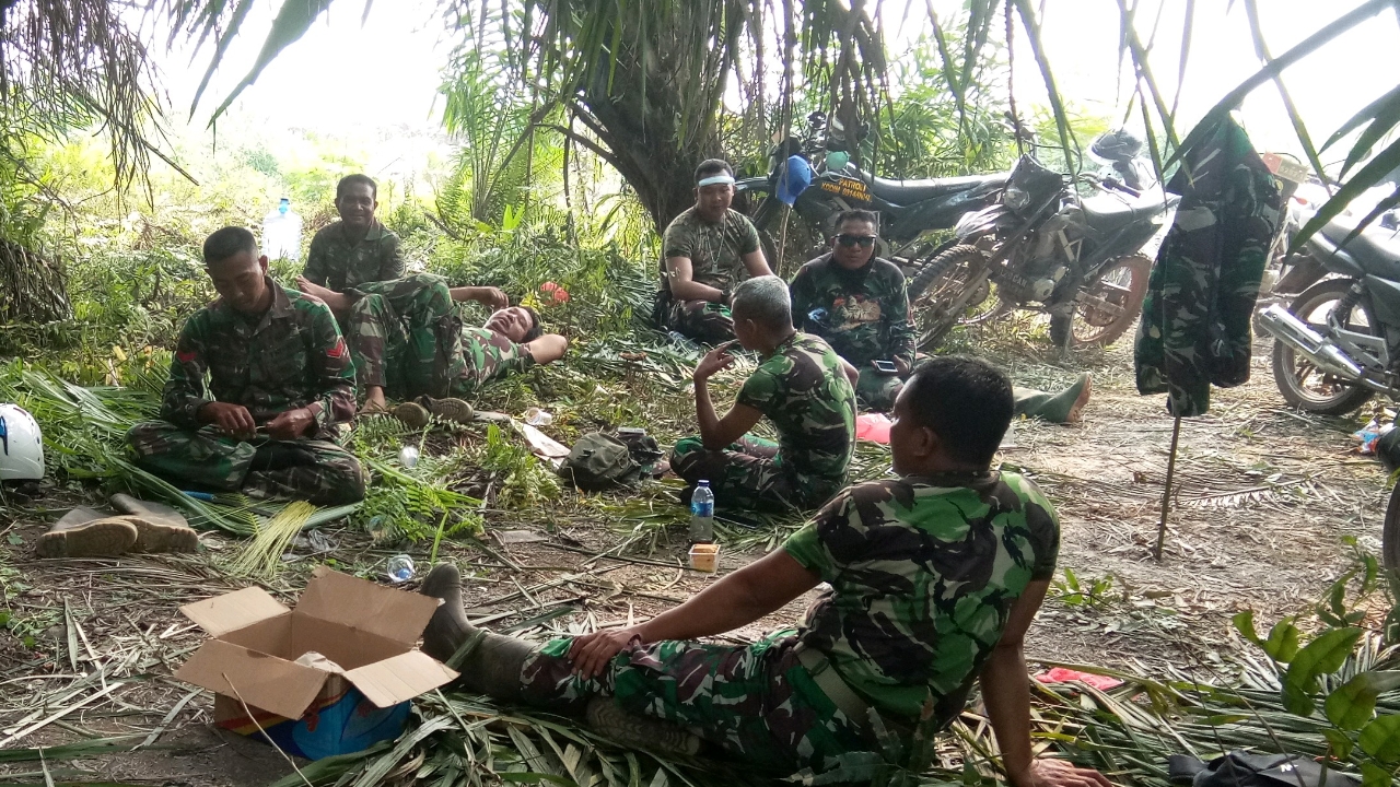 Begini Kisah TNI AD Bersama Tim Pemadam Karhutla di Inhil