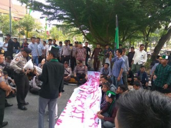 PETANI MENJERIT MAHASISWA BERONTAK