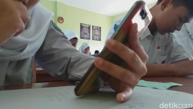 Biar Simpel, Ujian Siswa SMKN 1 Garut Memakai Handphone