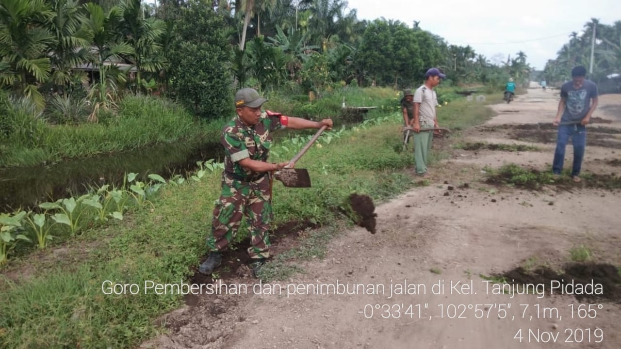 Koramil 03 dan Masyarakat Laksanakan Goro Badan Jalan Kelurahan Tanjung Pidada