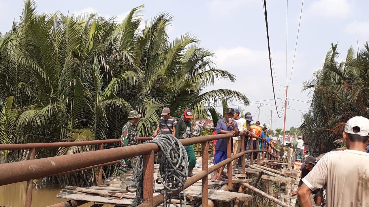 Kodim 0314 Inhil Bahu Membahu Membuat Jembatan Darurat di Desa Sanglar
