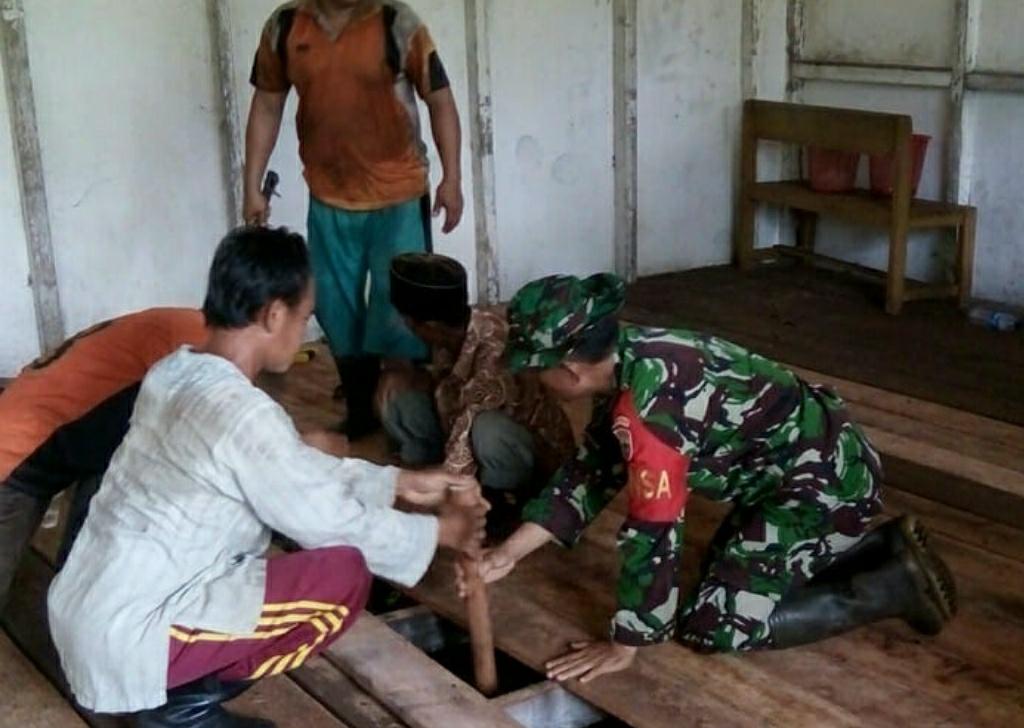 Koramil 08 Bersama Guru dan Masyarakat Laksanakan Goro di Hari Liburan Sekolah