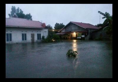 Rumah Warga Sialang Terendam Banjir karena Di Guyur Hujan