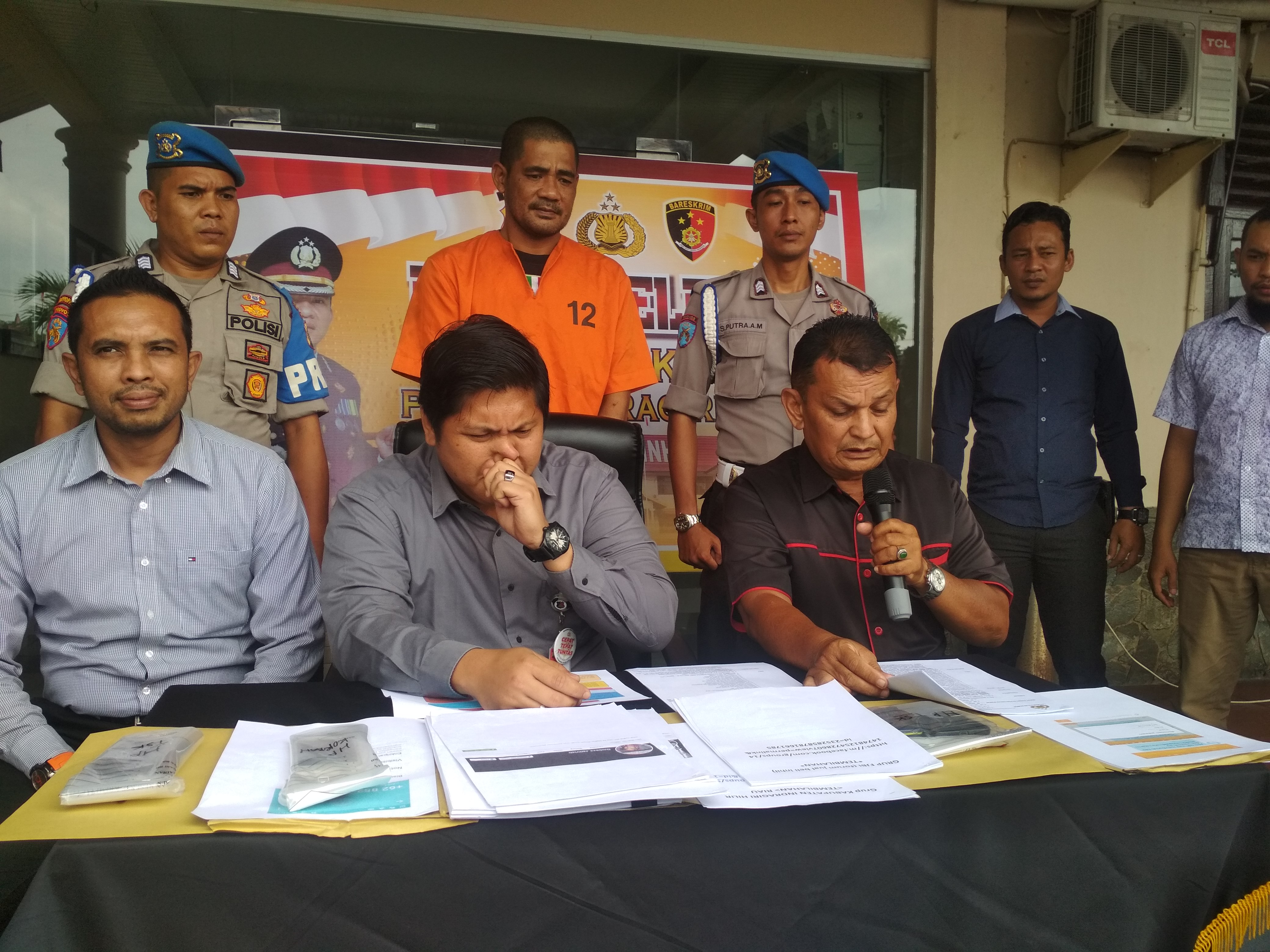 Polres Inhil Melaksanakan Pres Release Terkait Tindak Pidana ITE Bupati Inhil 
