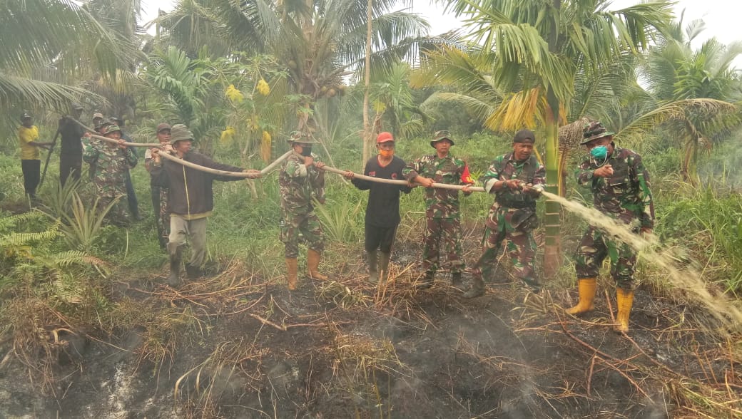 Koramil 12 dan Polsek Batang Tuaka Saling Bahu Membahu Padamkan Karhutla