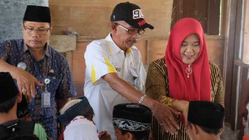 Dikunjungi Kabag Humas, Warga Desa Kulim Jaya Inhil Teteskan Air Mata
