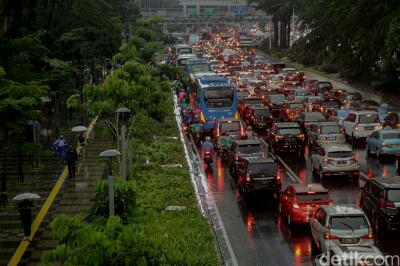 Hujan Lebat Disertai Petir Terjadi di Ibu Kota Jakarta Pagi Ini
