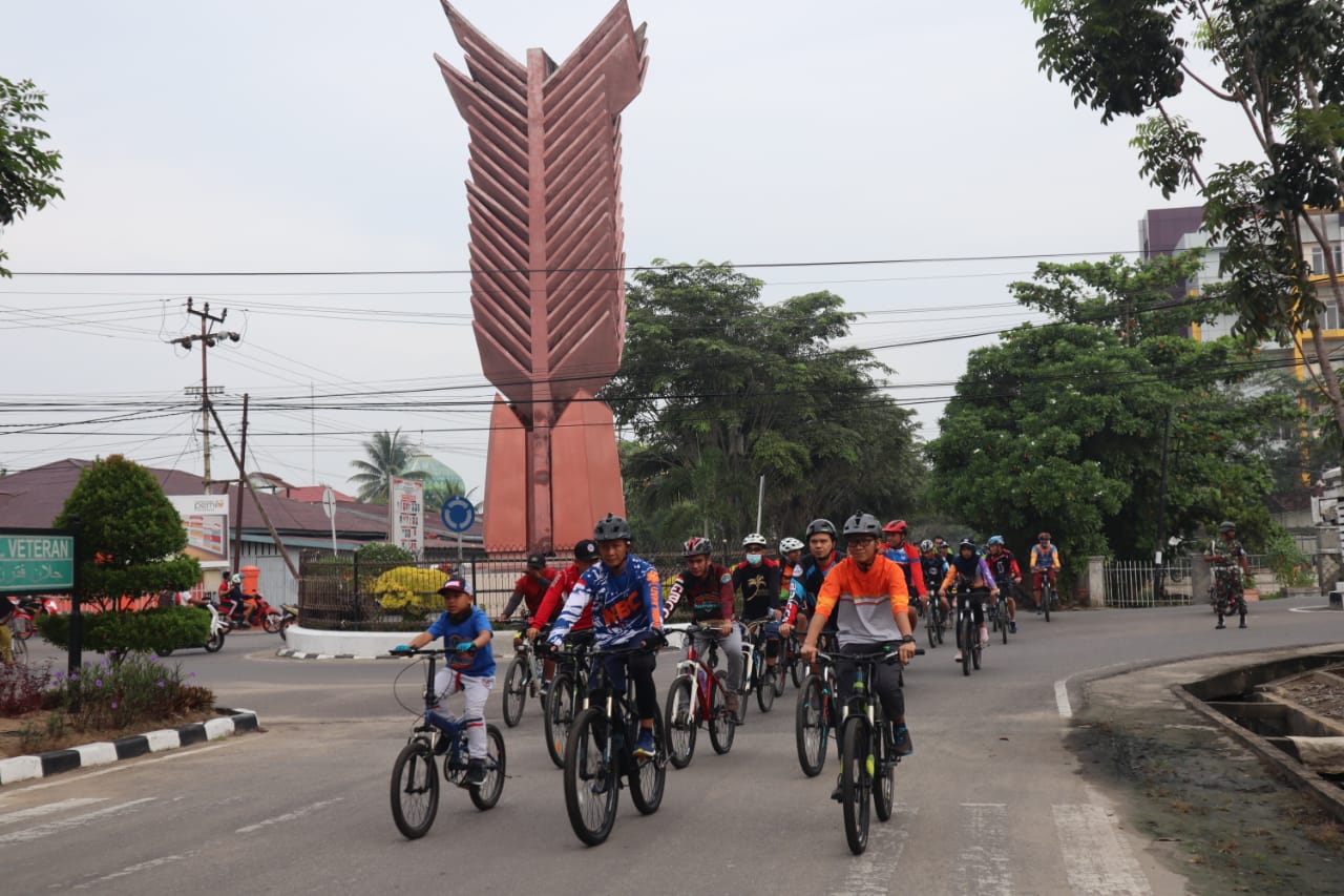 Dandim Inhil Bersama Perwira Staf dan Pecinta Sepeda Kembali Goes Mengelilingi Kota Tembilahan