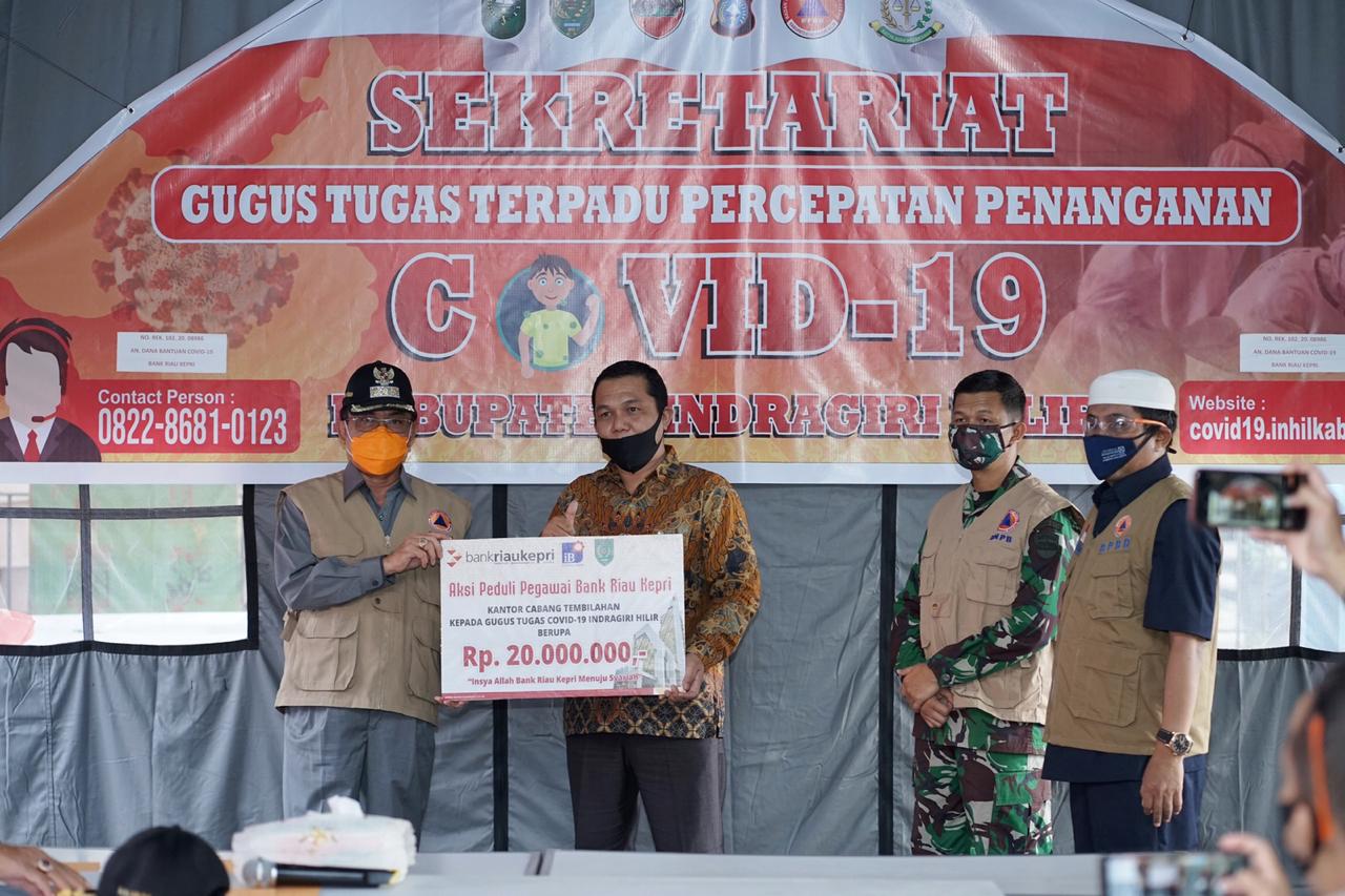 Aksi Peduli Pegawai Bank Riau Kepri Salurkan Bantuan ke Gugus Covid-19