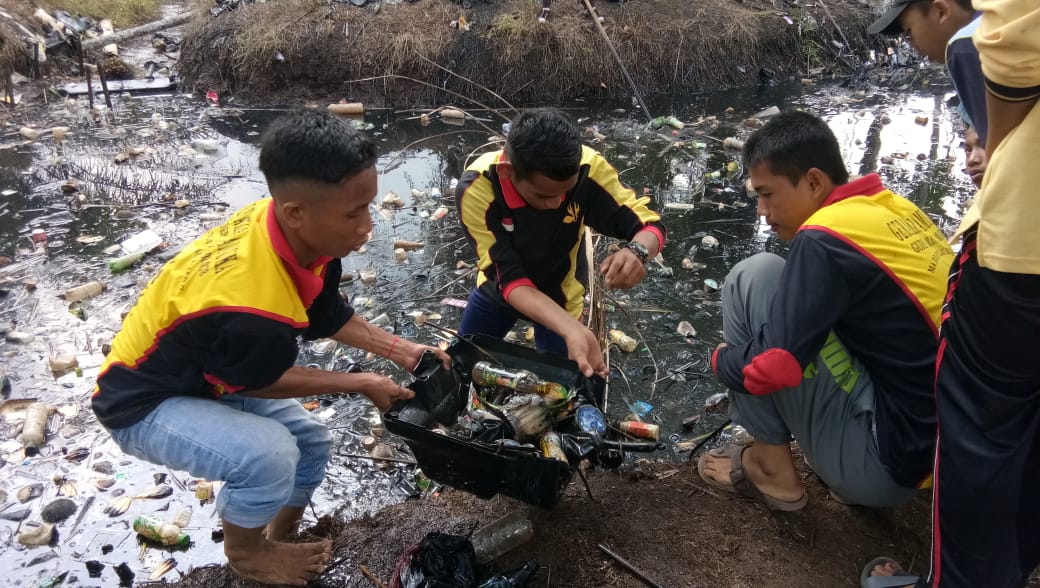 Ratusan Masyarakat Reteh Laksanakan Bakti Sosial Bersihkan Aliran Sungai karena Penumpukan Sampah
