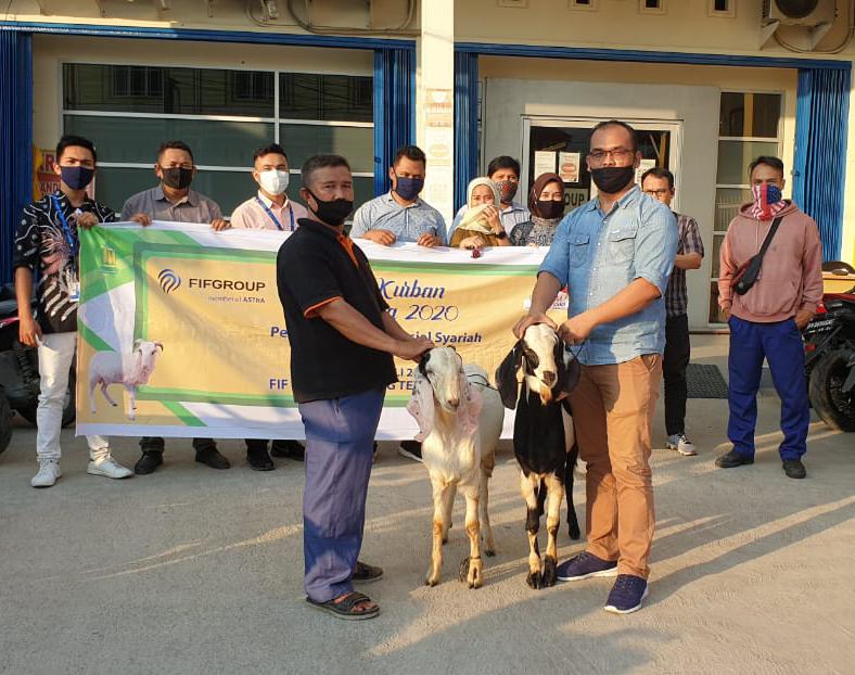 FIFGROUP Salurkan 537 Kurban Kambing dan 2 Sapi Untuk Masyarakat Sekitar