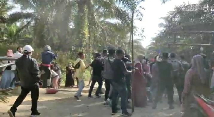 Puluhan Warga Desa Terantang Terluka Dalam Bentrok Warga Dengan Preman Bayaran