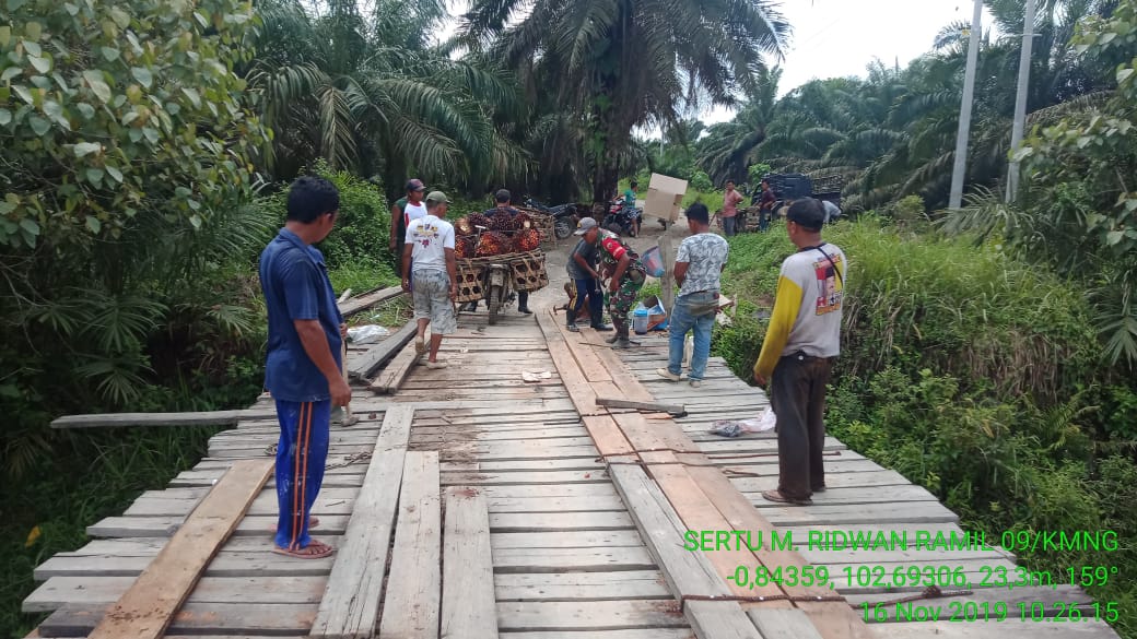 Babinsa 09 Bersama Masyarakat Laksanakan Goro di Desa Sekayan