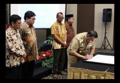 Seluruh Kepala Daerah se-Riau Teken Komitmen Pengelolaan Pengaduan Pelayanan Publik