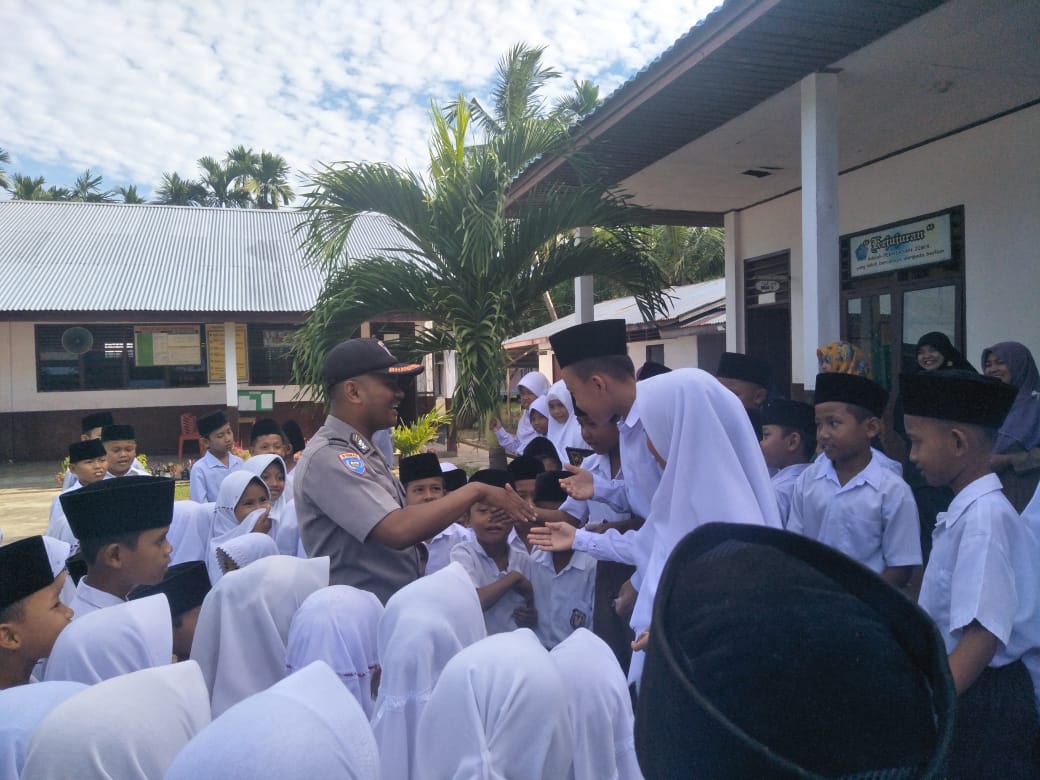 Piting lampu lama sangat Berbahaya, Polisi Selatpanjang Ini Datangi Sekolah