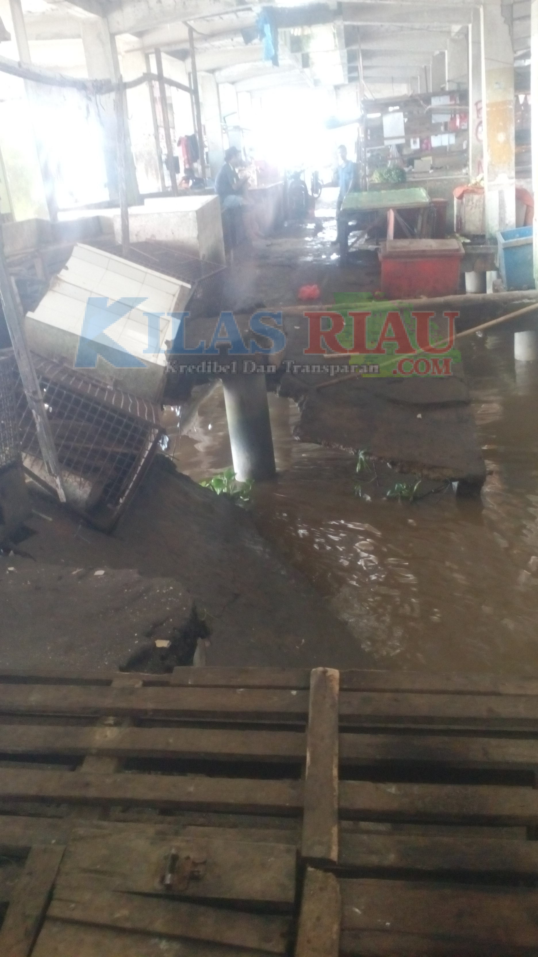 Pasar Terapung Inhil Runtuh, Ibu Pedagang Warung Kopi Nyaris Ikut Terjun Bersama Puing Bangunan