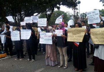 Demo Kaum Milineal di DPRD Riau, Massa Bentangkan Spanduk 