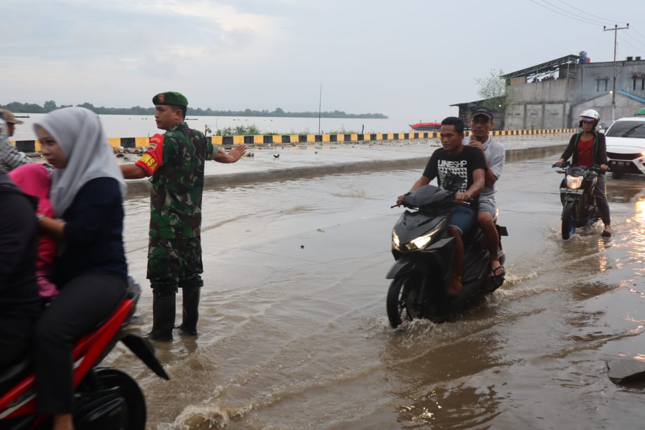 Karena Ruas Jalan Tergenang Air TNI-Polri dan Polsek Tembilahan Hulu Siaga Amankan Pengguna Jalan