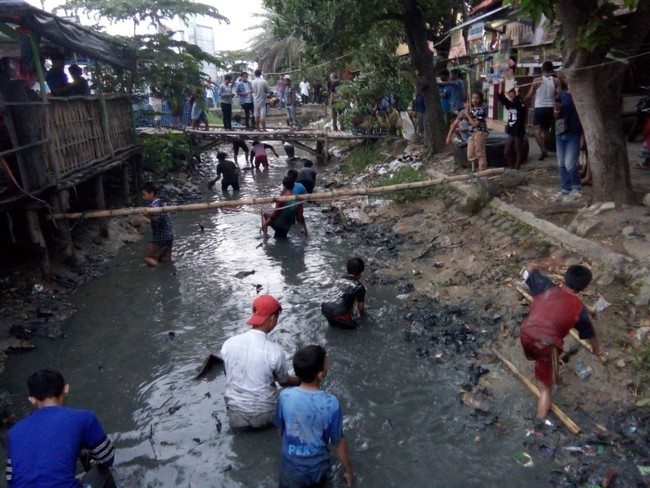 Video Viral Warga Indramayu Buru Uang Jutaan Rupiah di Sungai