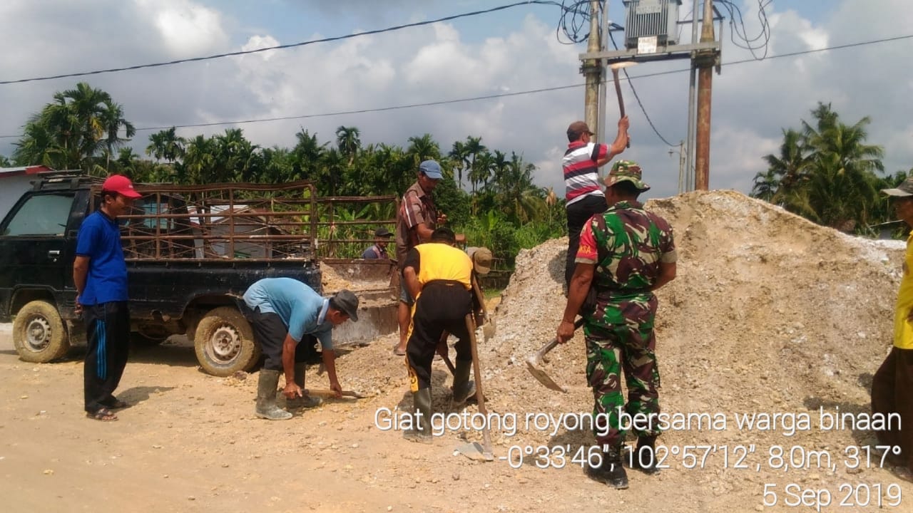 Babinsa Koramil 03/Tempuling melaksanakan Kegiatan Gotong Royong (Goro)
