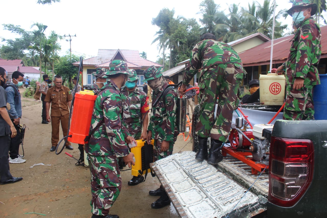 Kodim Inhil Gencar Lakukan Penyemprotan Disinfektan di Dua Desa