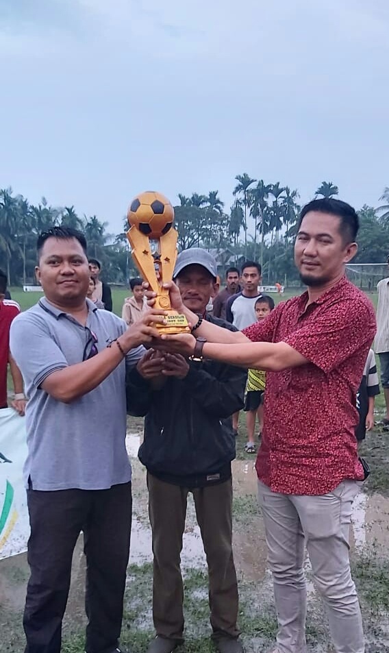 Mohd Sukamto Serahkan Piala ke PSP Pasengerahan di Turnamen Reteh CUP 2