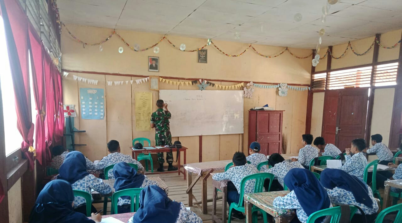 TMMD ke 106 Kodim 0314 Mengajarkan Wawasan Kebangsaan ke SMP Desa Satu Atap