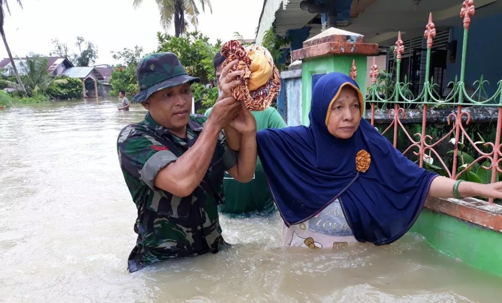 Kodim 0313/Kampar Evakuasi Masyarakat Yang Membutuhkan Pertolongan