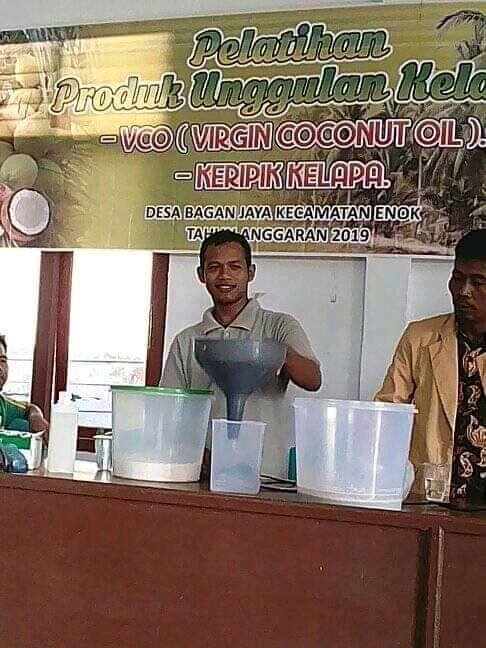 Pemerintah Desa dan Mahasiswa KKN UNISI Melaksanakan Pelatihan VCO