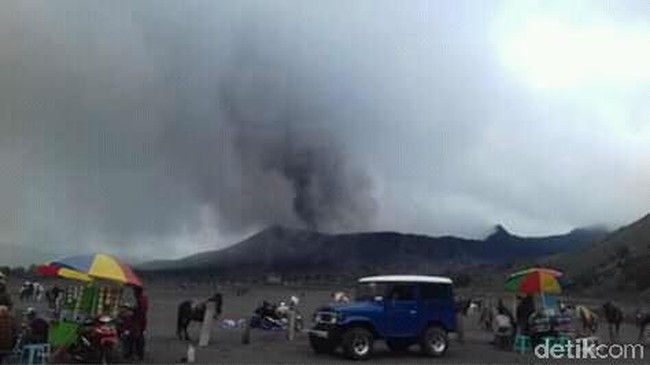 Gunung Bromo Menyemburkan Abu Vulkanik
