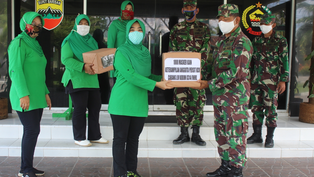 Partisipasi Hadapi Pendami Covid-19, Ketua Persit Cabang LIV Serahkan Masker 2000 Lembar