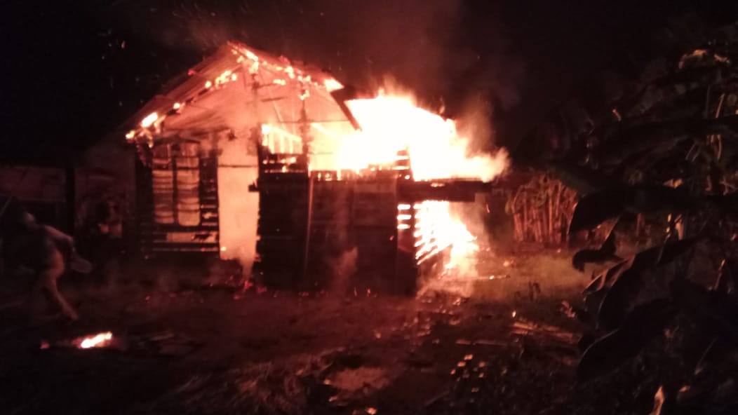 Rumah Penjual Sapu Lidi di Selatpanjang Hangus